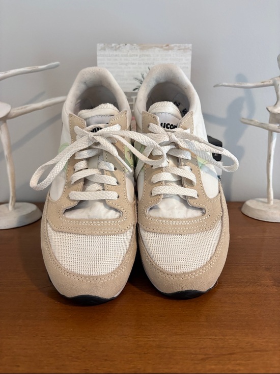 Saucony Shoes - Saucony Women's Beige White Sneakers with Pastel Accents